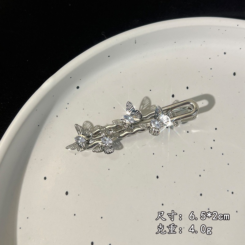 电脑旁水晶蝴蝶银色