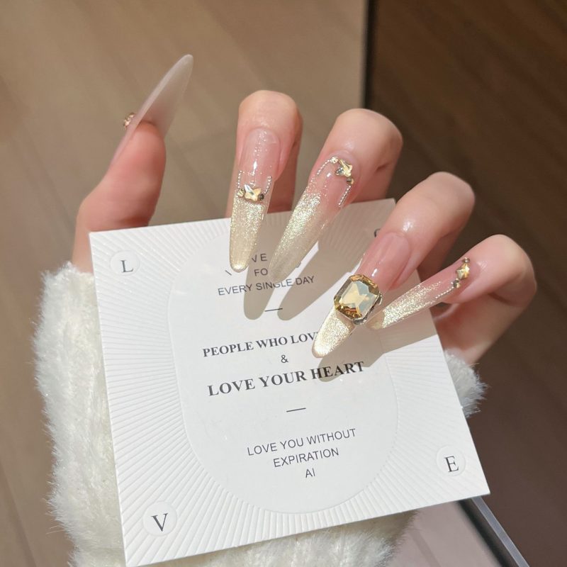 SG564 Pearl White Press-On Nails (With Toolkit) - MadeInPanda