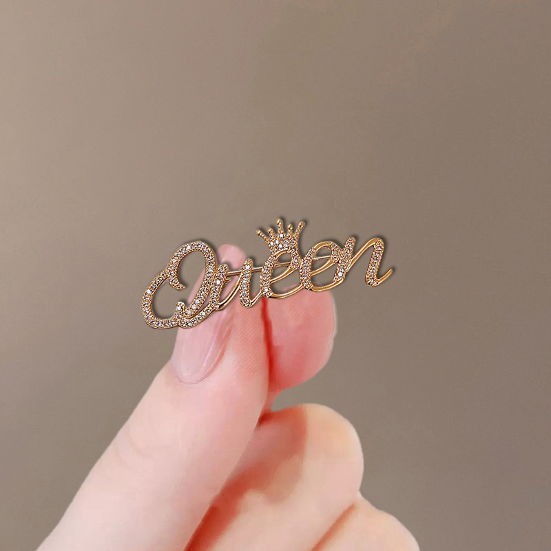 Queen Brooch MadeInPanda