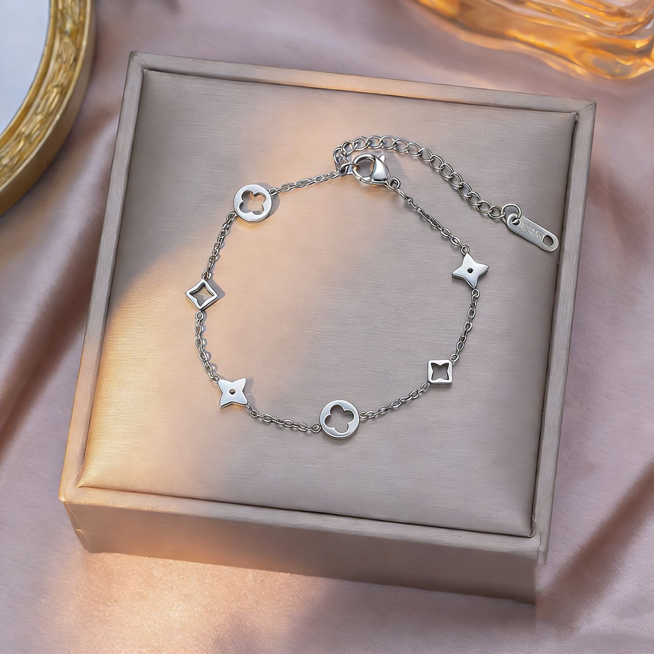 MP-BR-0008 Steel Openwork Four-Leaf Clover Bracelet - 图片 1