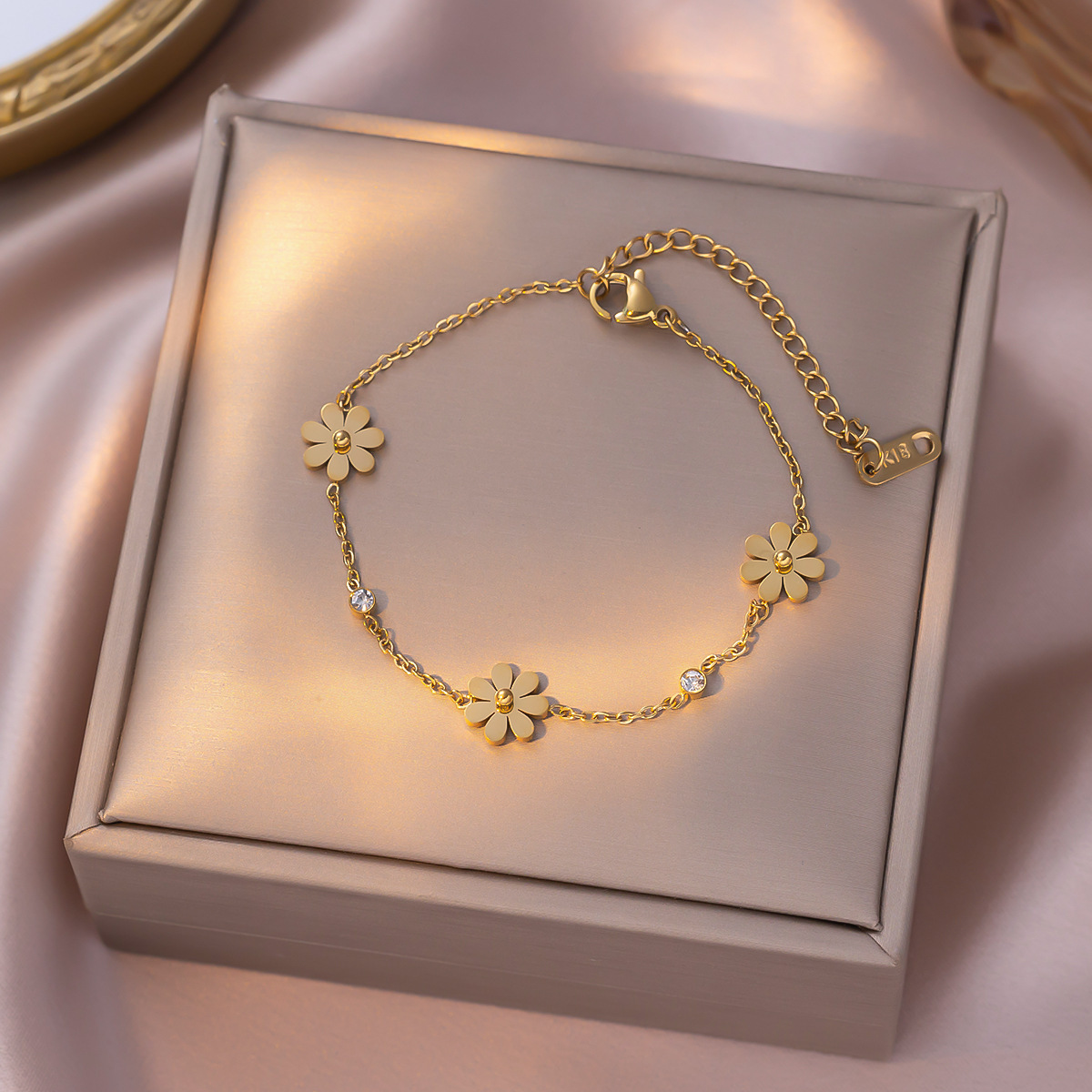 MP-BR-0058 Gold Triple Daisy Bracelet - 图片 1