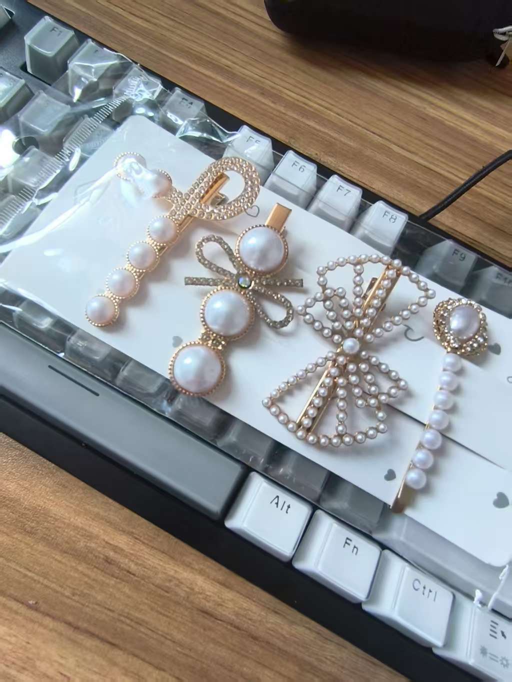 MP-HC-0037 Pearl 4-Piece Hair Clip Set - 图片 1