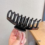 Black Keel Hair Claw Clip