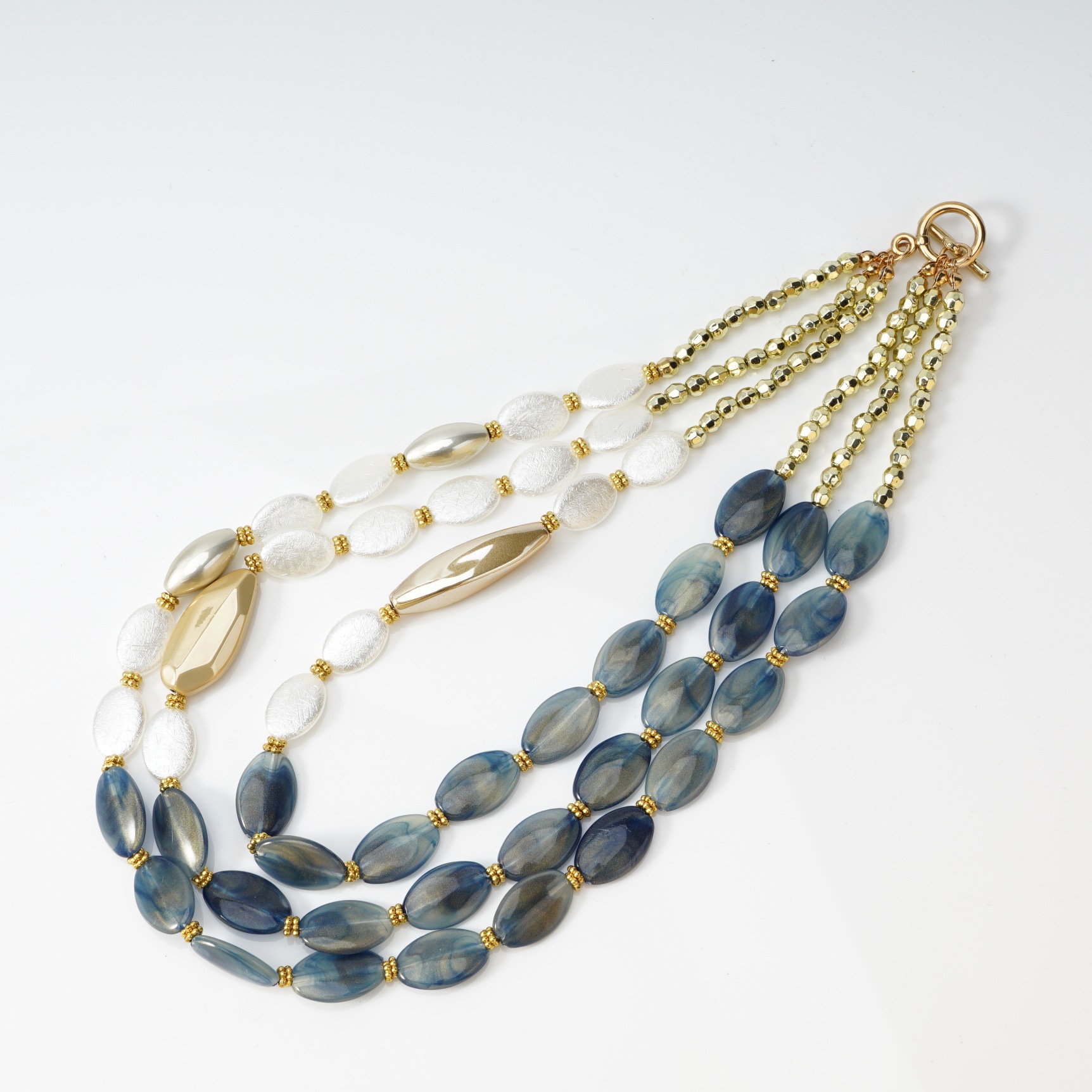 beaded-necklace-royal-blue Multi-Layer Color-Block Beaded Necklace with Metal Pendant — Designer Collarbone Chain - 图片 1